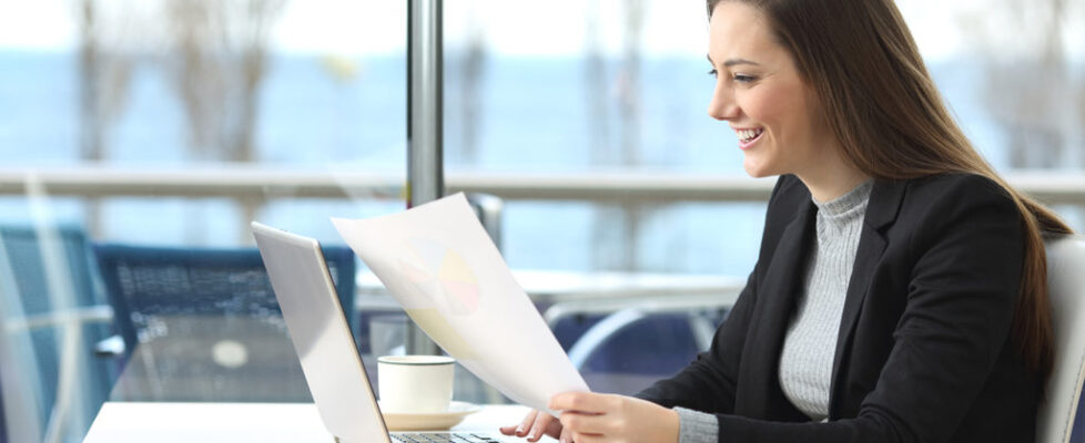 Businesswoman working in a coffee shop